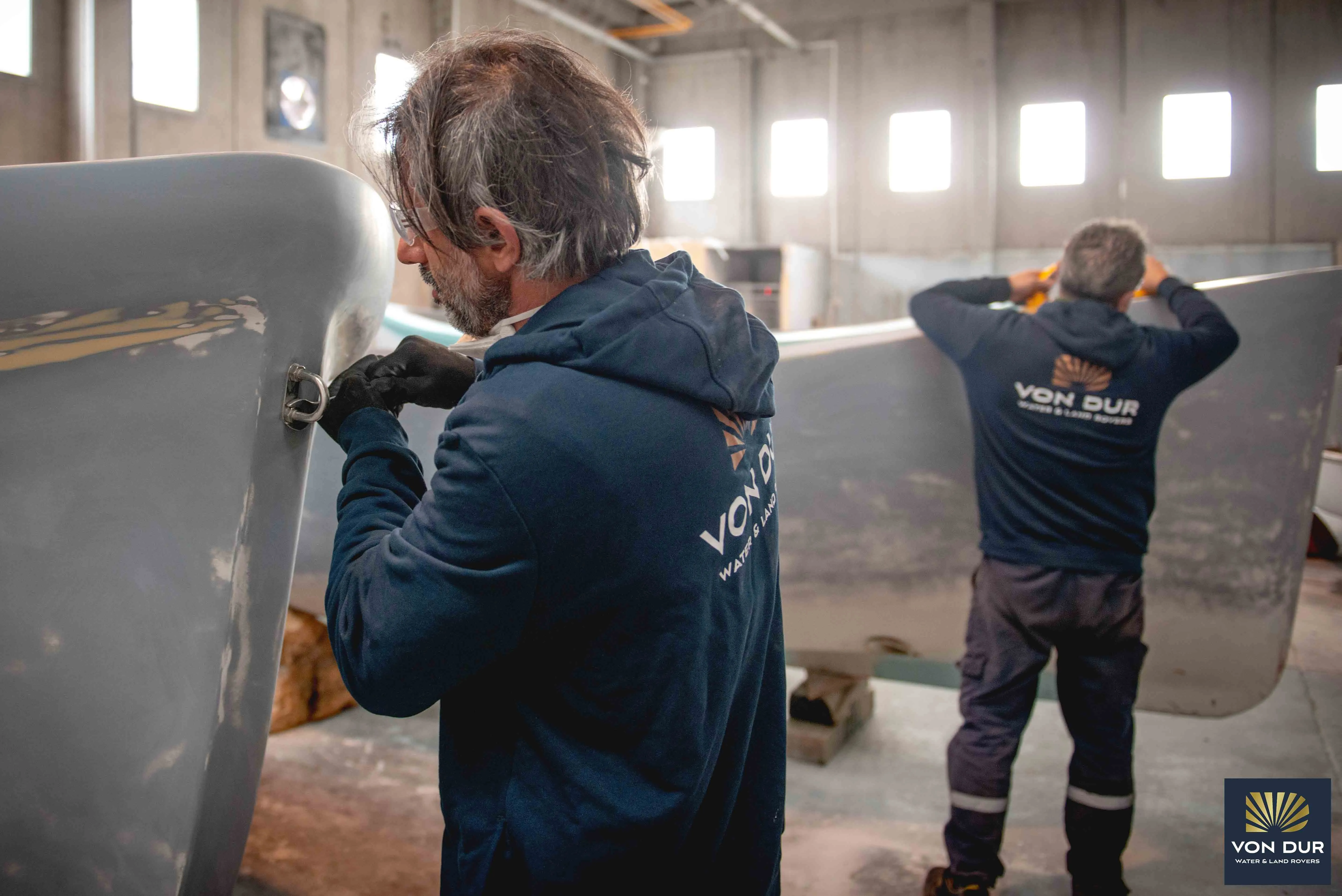 De romp wordt tot op de gelcoat geschuurd