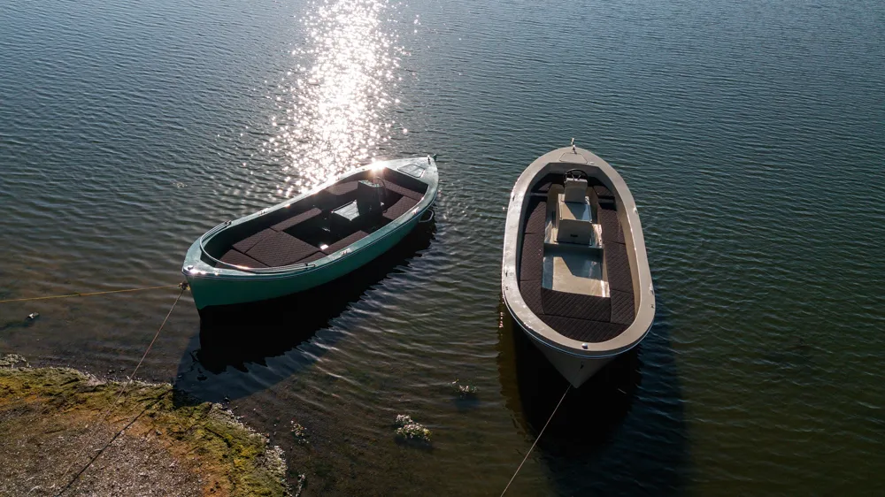 Twee Water Rovers op het water
